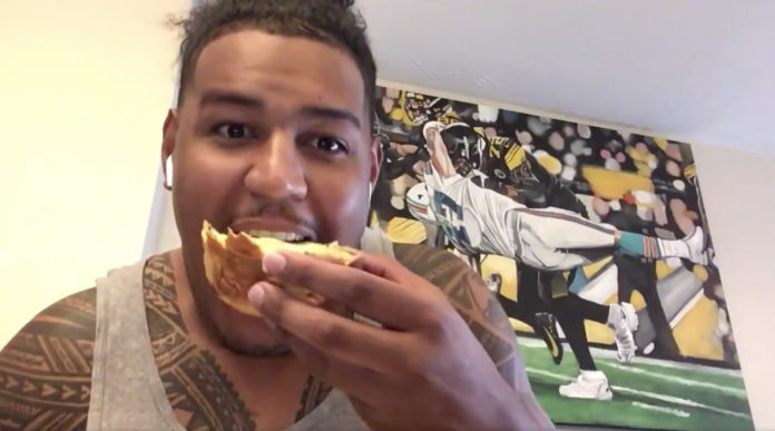 Pittsburgh Steelers offensive tackle Zach Banner tries challah for the first time (Twitter)