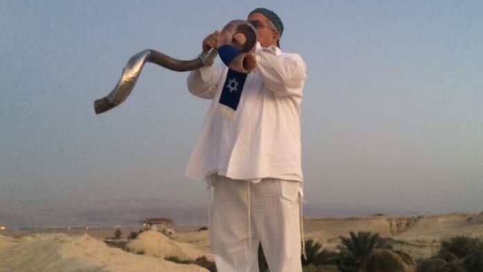 Robert Weinger blowing two shofars in perfect harmony. Source: Screenshot