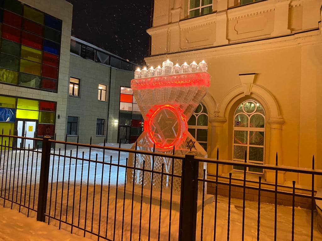 Video: A Siberian Synagogue Has A 10-Foot Menorah Made Of Ice 2