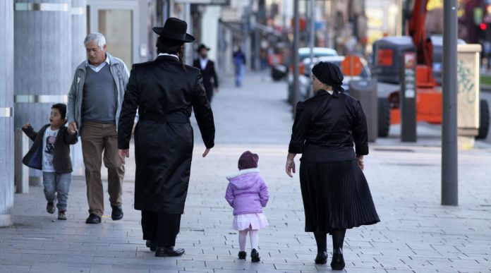 (GERMANY OUT) Orthodoxe Juden in Antwerpen, hier: Eltern mit Kind (an Schabbat) Antwerpen (Photo by JOKER / Alexander Stein/ullstein bild via Getty Images)