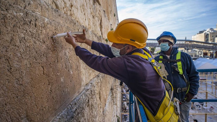 Western Wall Stones Get ‘Injection’ Before Passover 1